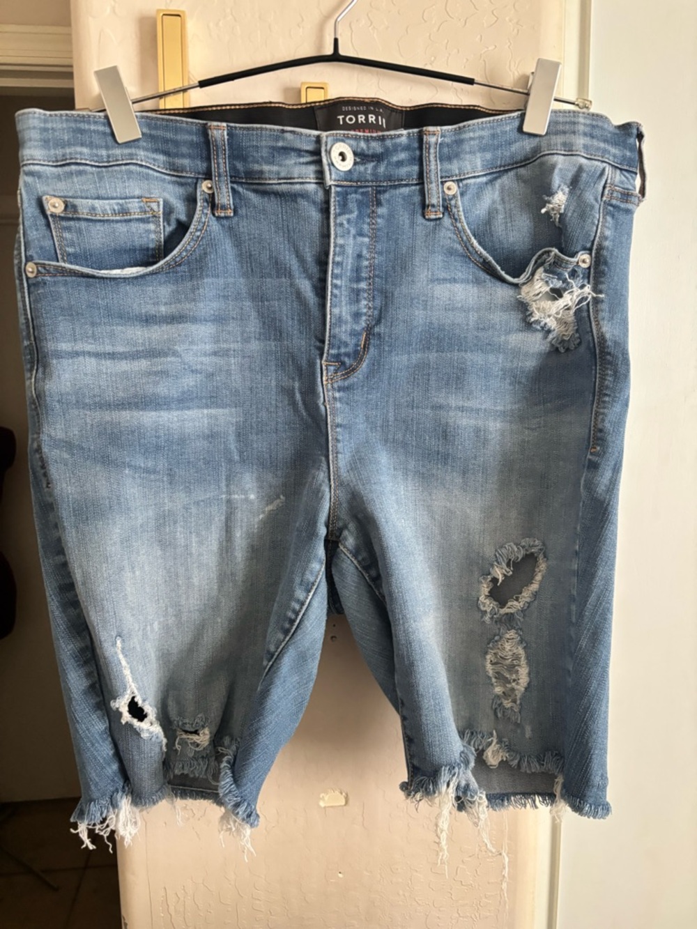 EUC Torrid Sky High Skinny Light Wash Distressed Denim Shorts, Size 16